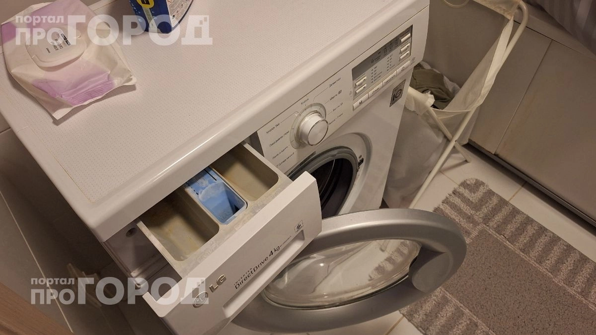 Хватит мучиться с комками в подушках: простой способ вернуть им заводскую форму и чистоту за один цикл стирки
