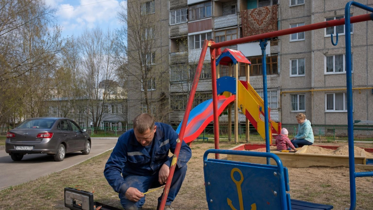 Сломанные качели на детской площадке обошлись поселению в 100 000 рублей