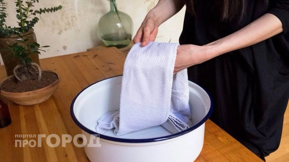 Хватит портить ткань кипячением: просто добавьте две ложки этого средства в таз и белизна вернется моментально