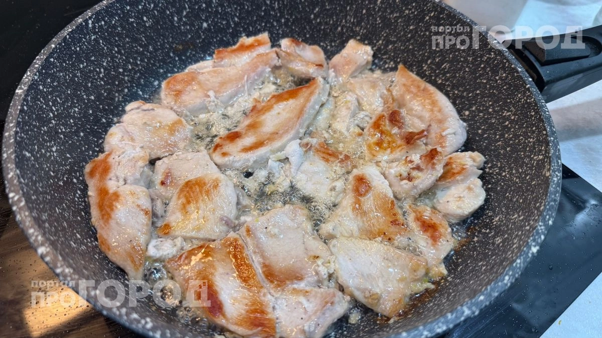 Добавляю щепотку соды к курице и забываю про сухость: мясо получается нежнее, чем в дорогом ресторане
