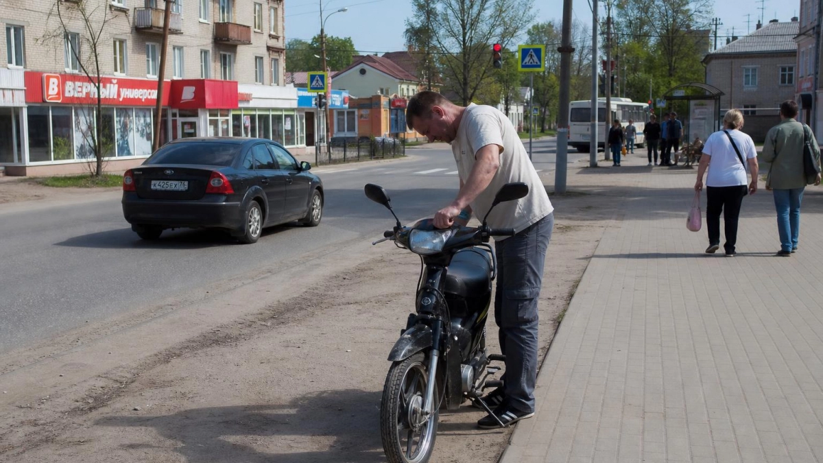 В Юже «Хендай» сбил мопедиста на перекрёстке: у пострадавшего перелом