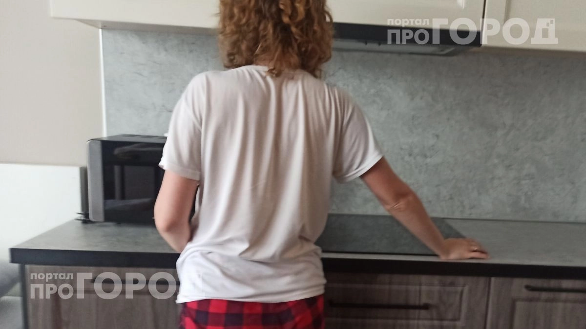 Микроволновка отмывается от застарелого жира сама: пара ложек соды и пять минут работы вместо изнурительной чистки