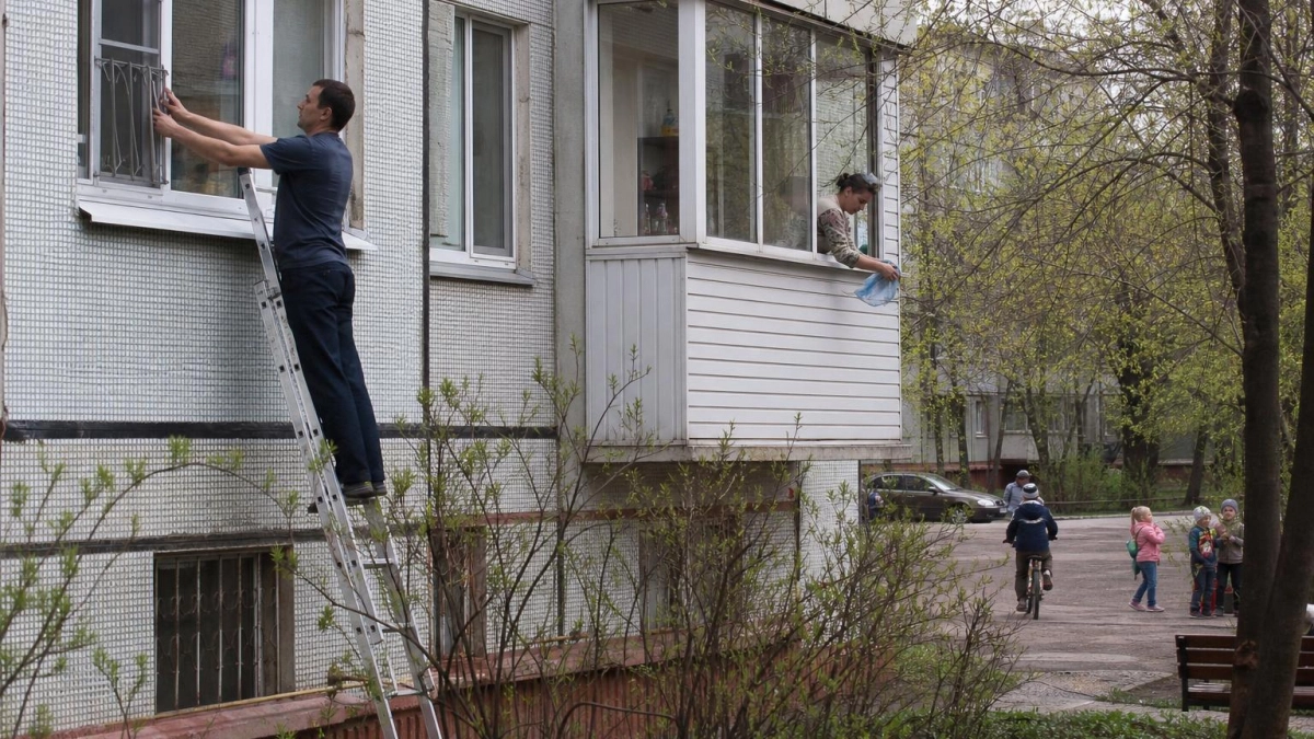 В Иванове восьмиклассница сломала позвоночник, опершись на москитную сетку