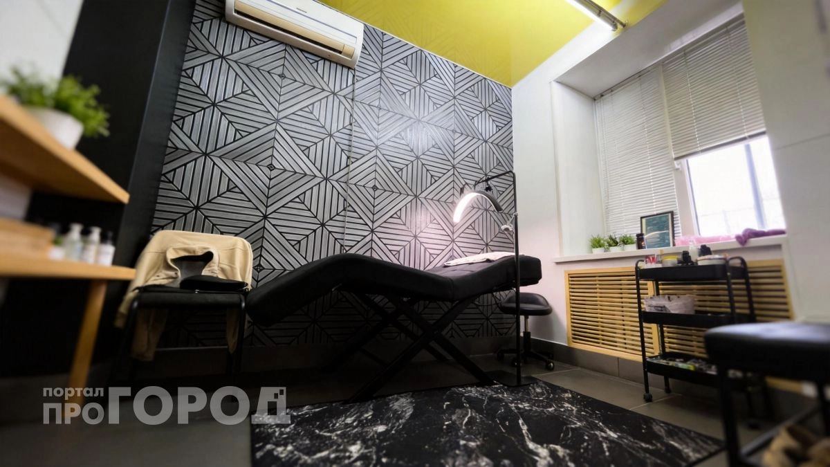 Выбросьте рулоны и клей: этот доступный материал для стен экономит бюджет и преображает интерьер за один вечер