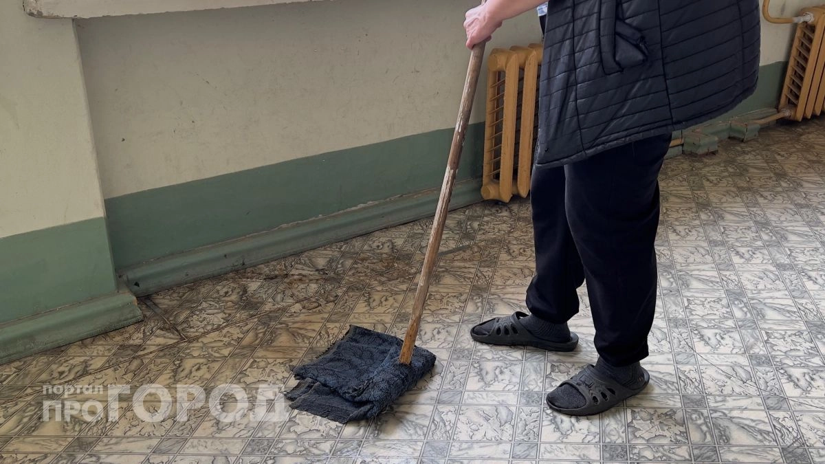 Перестаньте совершать эту ошибку при уборке: почему мытье пола по направлению к выходу портит чистоту дома