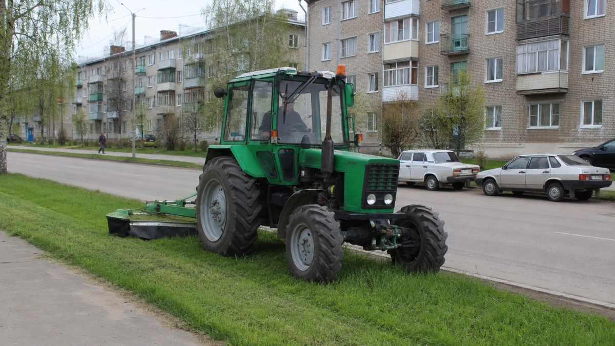В Кинешме покос травы ускорили двумя тракторами с новыми косилками