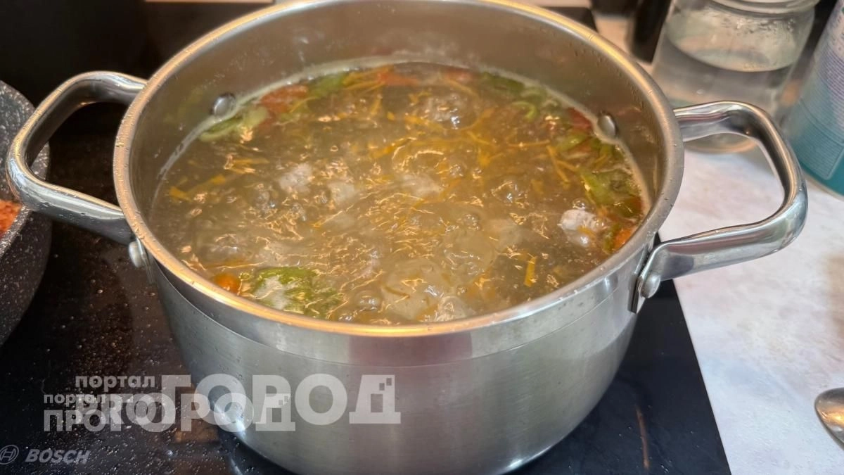 Секрет прозрачного бульона без снятия пены: добавляю этот простой ингредиент и забываю о лишней работе