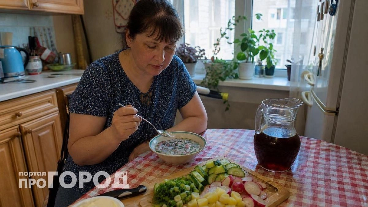 Хватит превращать окрошку в тяжелый салат: замените колбасу на этот продукт для легкости и заряда энергии