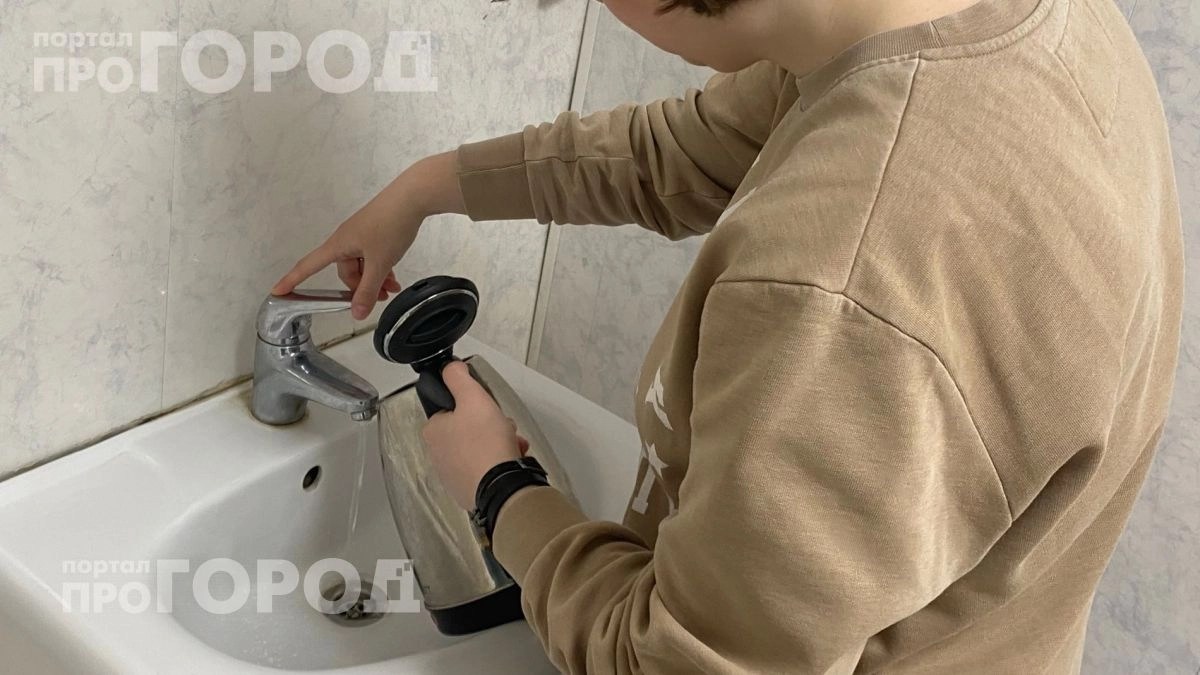 Забудьте про жесткую щетку: налет в чайнике растворяется за полчаса после применения этого средства