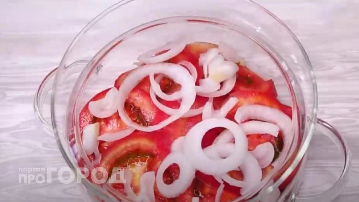 Гости съедают эту закуску быстрее мяса: всего два дешевых ингредиента и пять минут на кухне для идеального вкуса