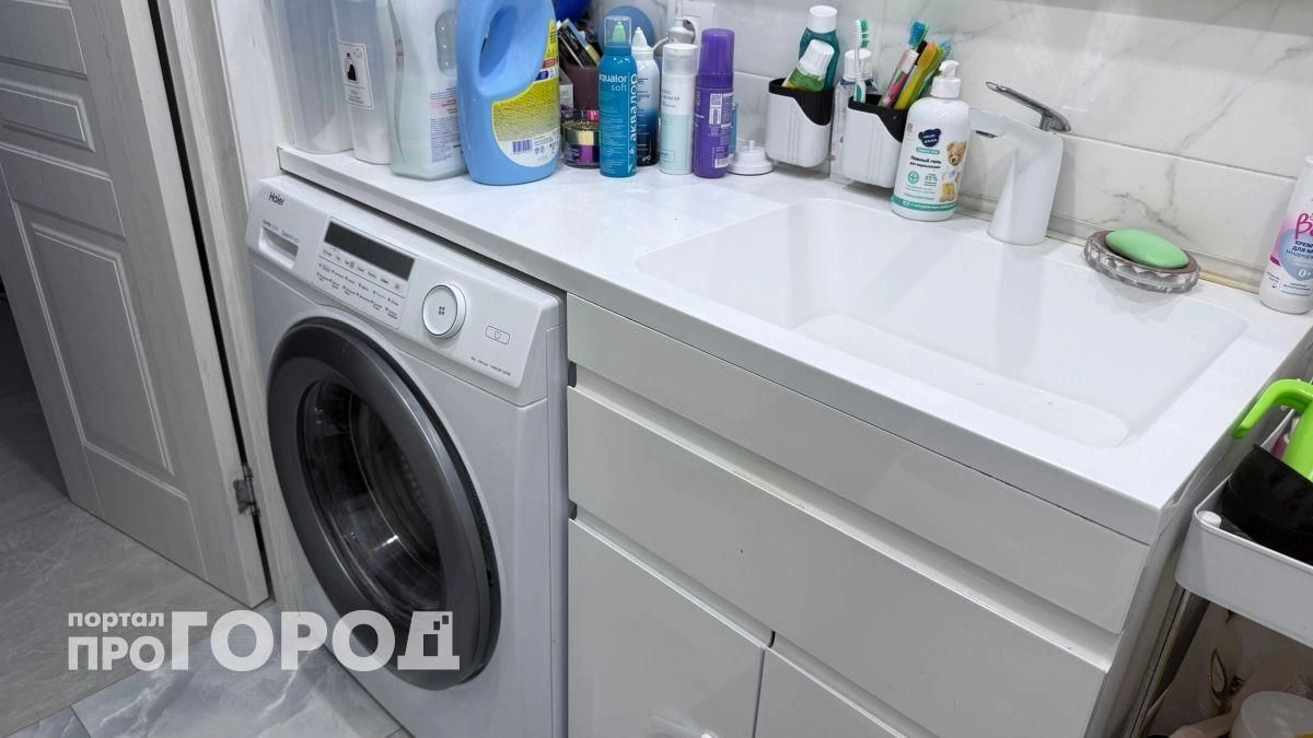 Забудьте про громоздкие тумбы в ванной: дизайнеры перешли на это решение для визуальной легкости и чистоты