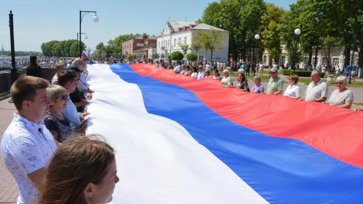 В Кинешме развернут 10-метровый триколор: присоединиться может каждый