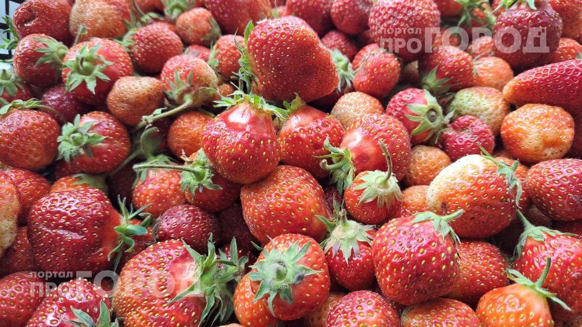 Смешиваю эти два продукта для клубники: ягоды наливаются соком и становятся огромными уже к началу лета