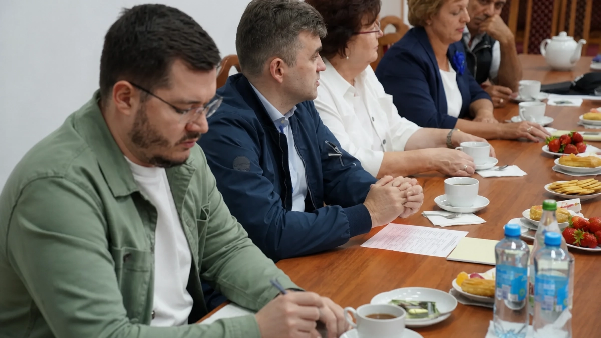 Воскресенский поручил усилить контроль за ремонтом дорог в селах Комсомольского района