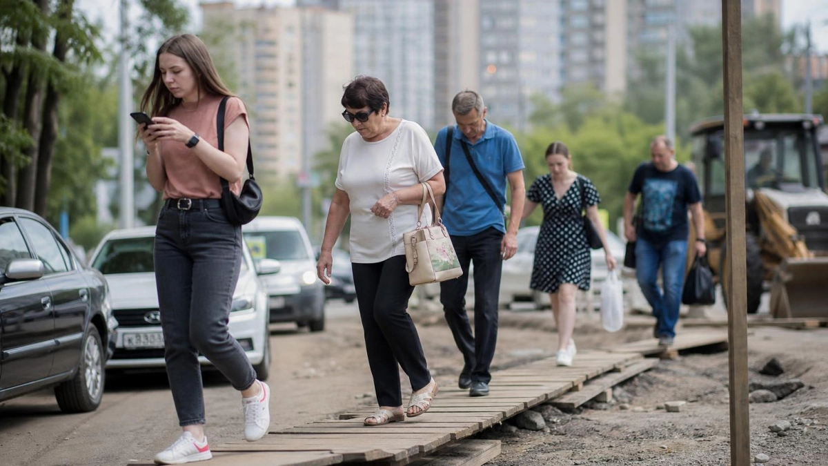 В Иванове тротуар у улиц Кузнецова и Жарова годами ждет ремонта