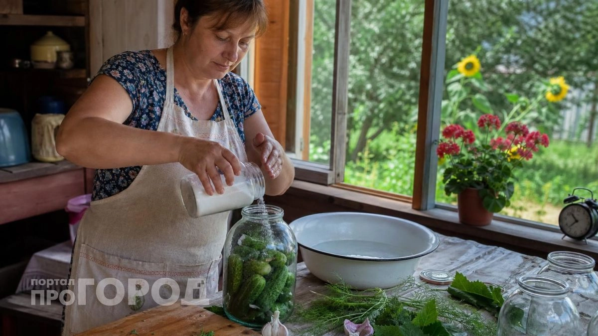 Больше никакой мороки с закатками: простая хитрость для идеально хрустящих огурцов без капли уксуса
