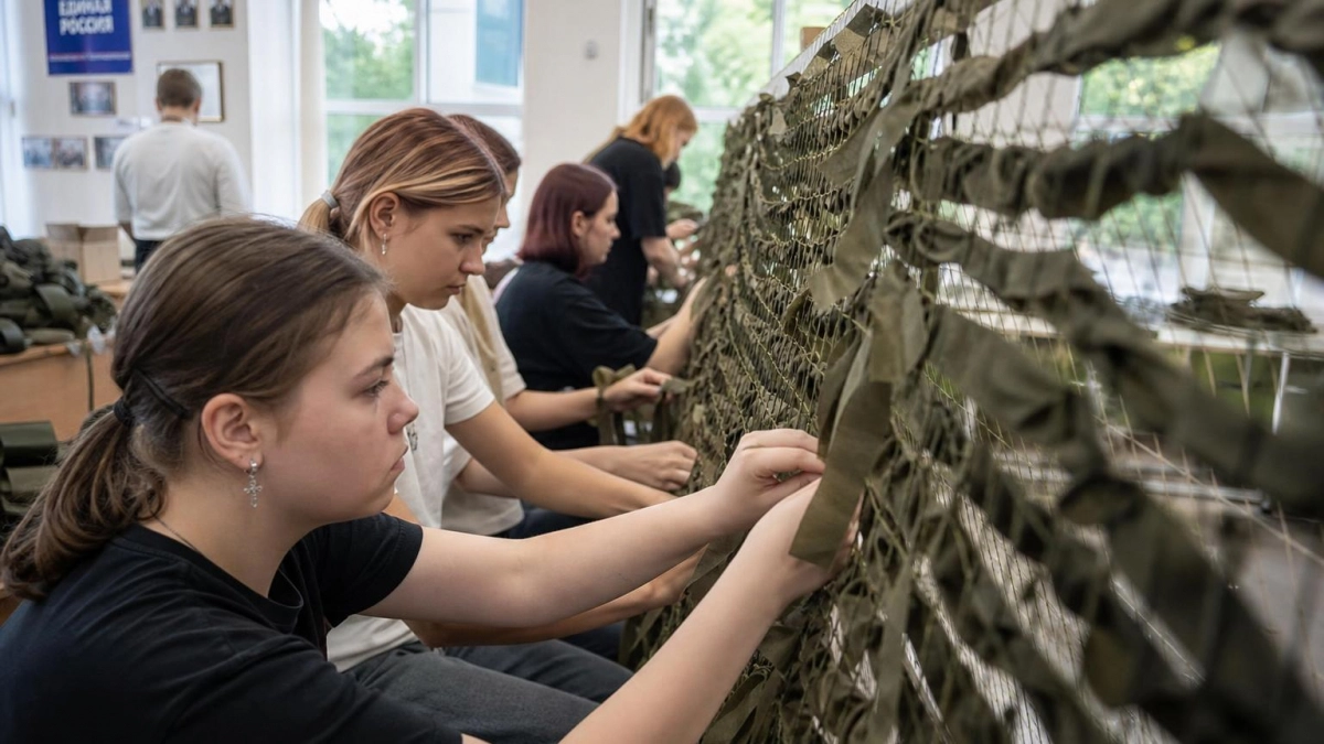 Ивановские школьники и студенты помогают плести масксети для зоны СВО