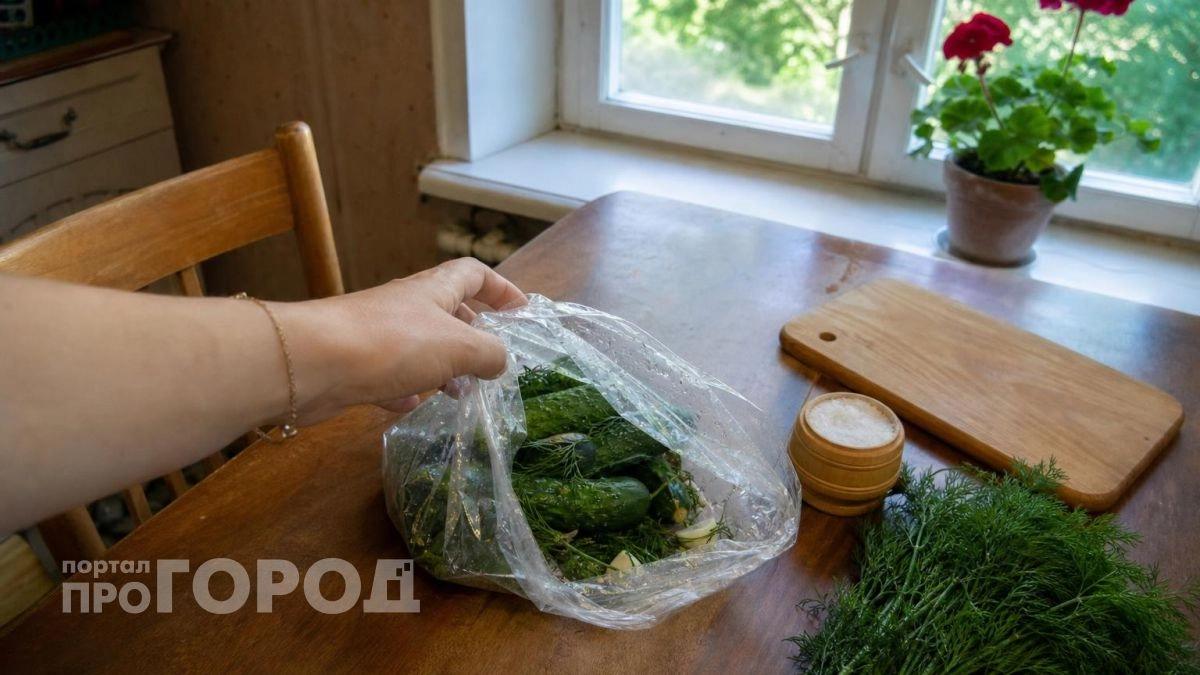 Больше никакой возни с банками: солю огурцы прямо в пакете и подаю к столу через тридцать минут после начала