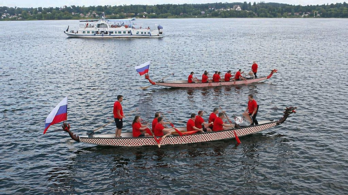 В День города в Кинешме по Волге прошёл парад более 90 судов