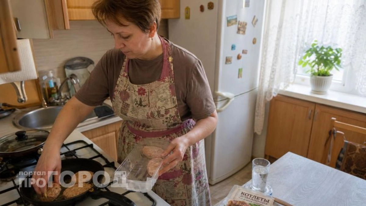 Перестаньте портить фарш: всего один простой прием на сковороде избавит вас от сырых и прилипших котлет