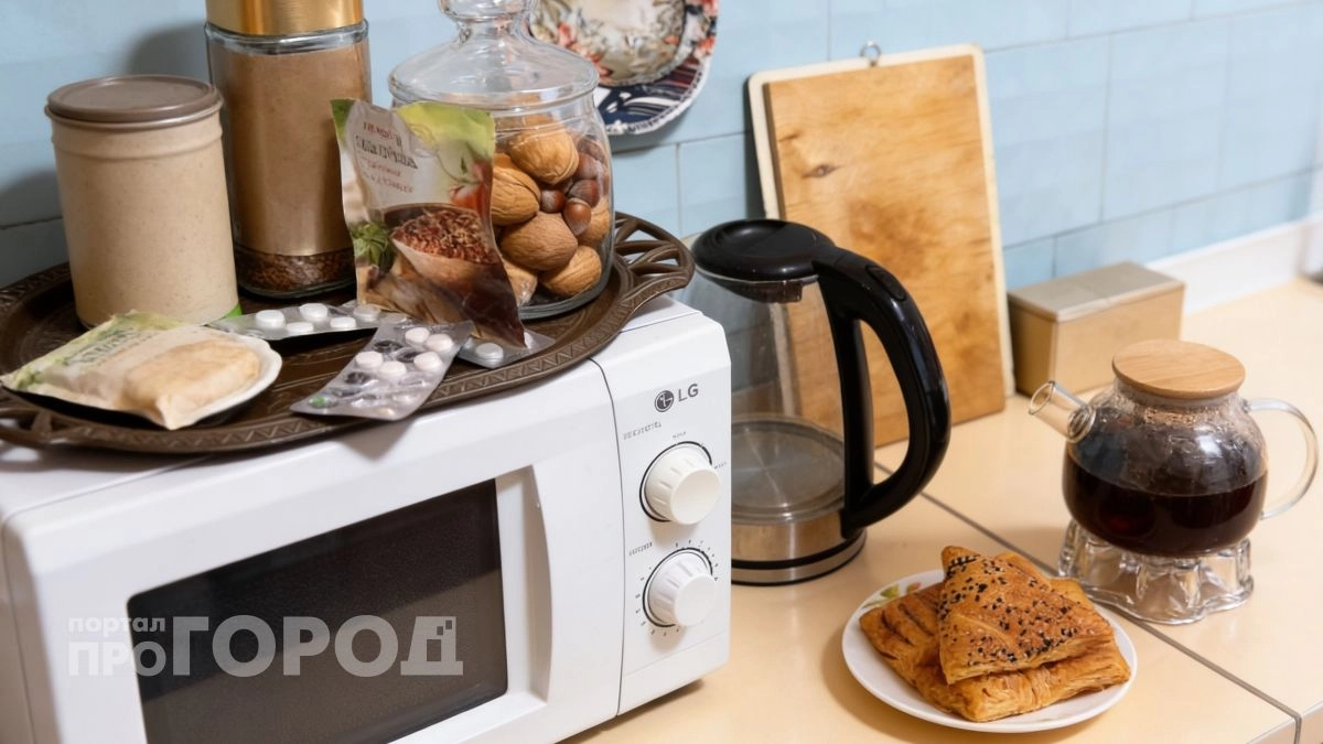 Хватит тереть чайник щеткой: просто насыпьте это средство в воду и вся накипь отойдет сама за пару минут