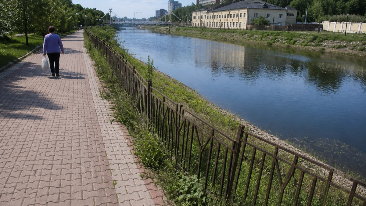 На набережной Уводи в Иванове плитка отслаивается и может обрушиться в воду