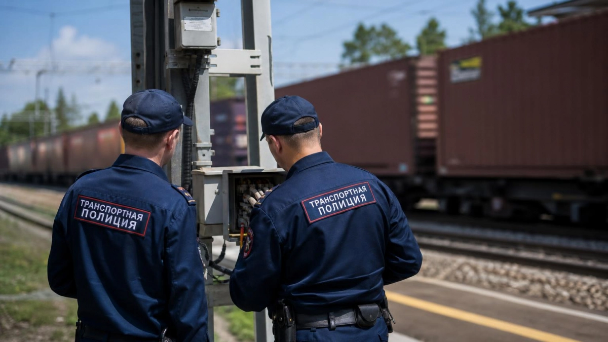 В Тейкове подростки в масках сорвали лампу с опоры у станции