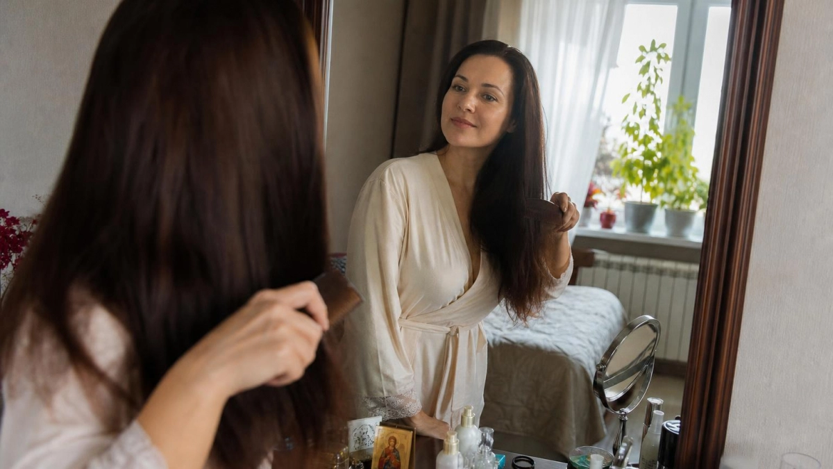 Ваши волосы выглядят безжизненными: 5 ежедневных привычек, которые крадут молодость и блеск вашей прически