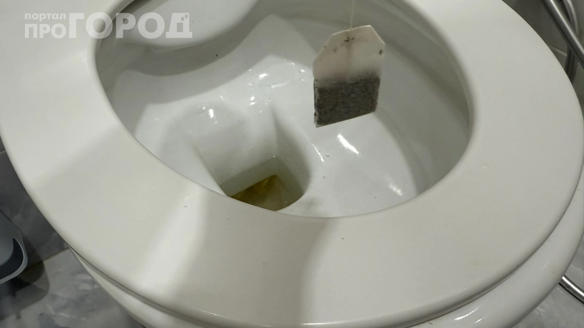 Забудьте про жесткую щетку: просто добавьте это средство в унитаз перед сном и наслаждайтесь идеальной белизной