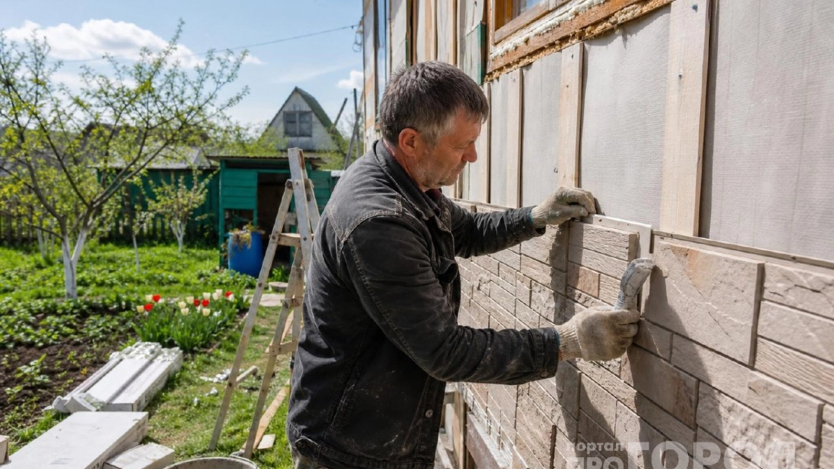 Больше никаких затрат на рабочих и леса: как обновить фасад дешевле сайдинга и сделать дом как с обложки