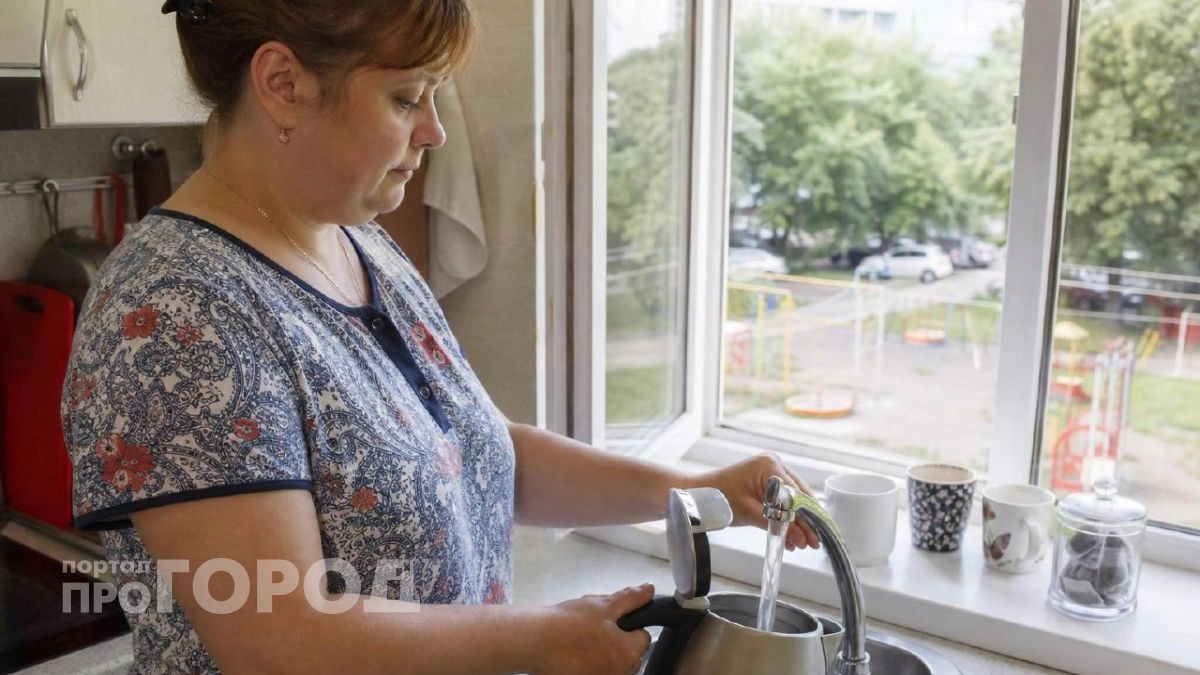 Хватит заливать горячую воду из крана в электрочайник: вы медленно убиваете технику ради лишней минуты