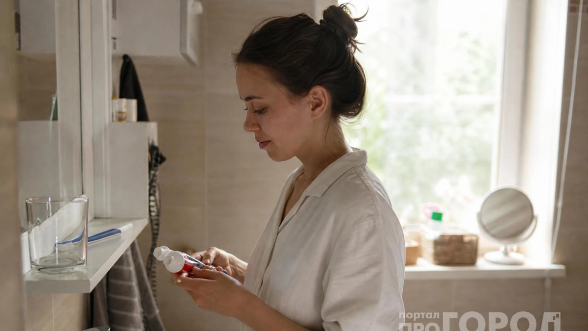 Хватит тратить деньги на дорогую бытовую химию: пять простых способов отмыть сковородки до блеска зубной пастой