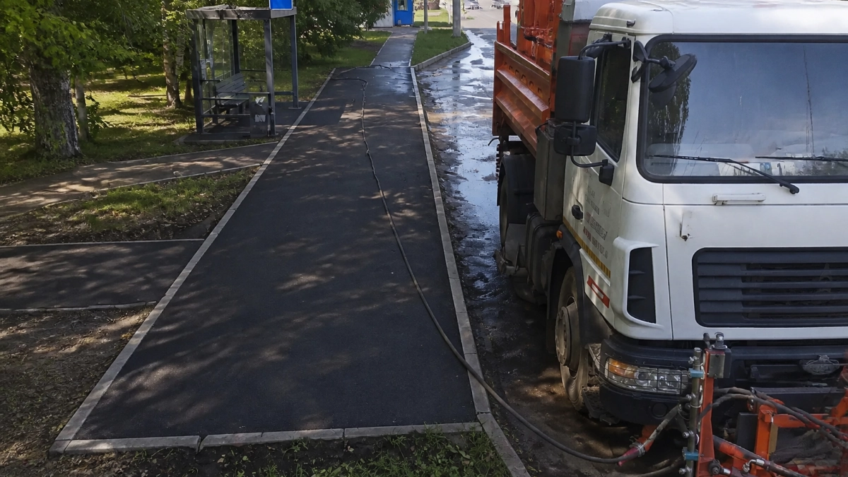 В Иванове остановки отмывают мойками высокого давления и красят дорожные ограждения