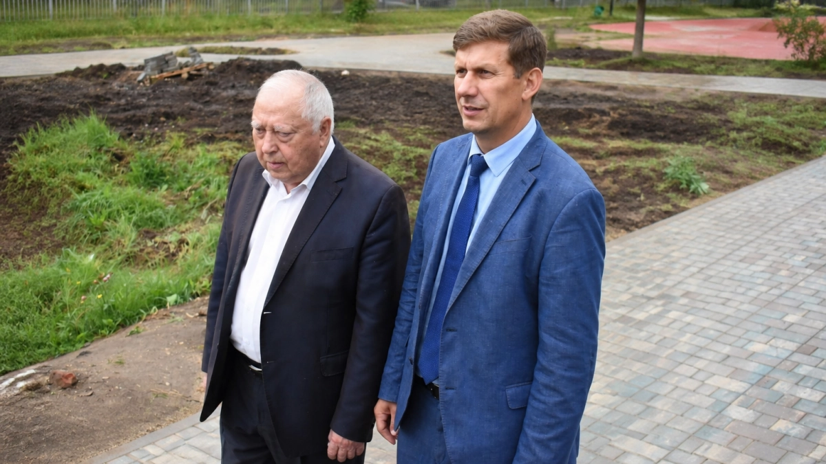 В Кинешме зампред правительства оценил благоустройство сквера с новыми спорт и детской площадками