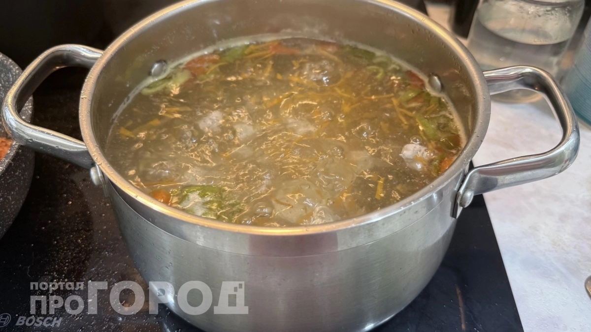 Вы зря добавляете этот продукт в куриный бульон: он портит весь вкус и требует немедленной замены