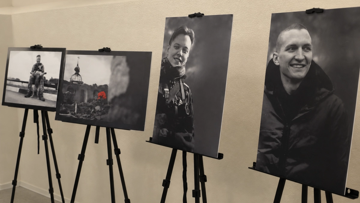 В Иванове открыли фотовыставку в память о волонтёрах, погибших под Курском