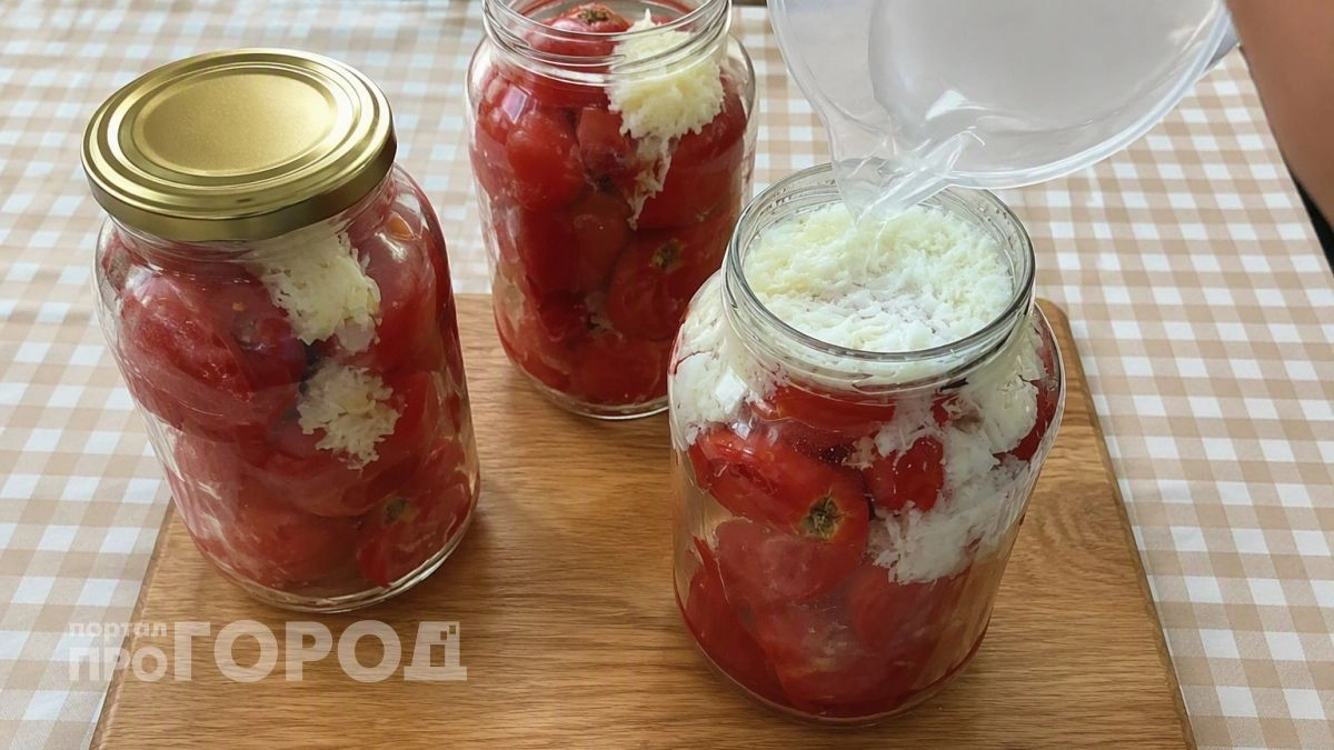 Помидоры в снегу стоят прямо на кухне и улетают за один присест: готовлю по этому методу уже пятый год подряд