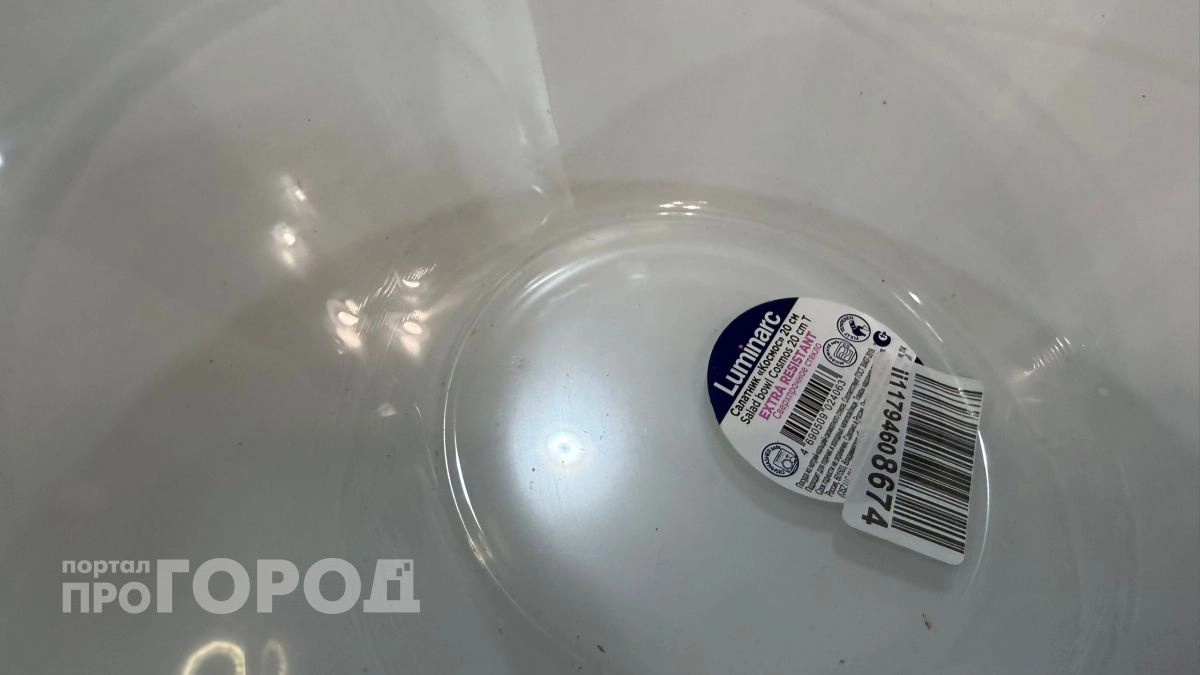 Больше никаких следов клея на любимых тарелках: копеечное средство уберет липкий слой за одну секунду