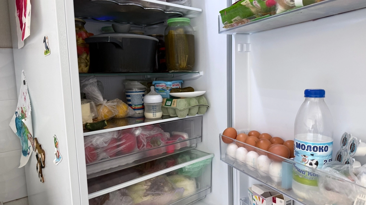 Вы годами неправильно храните продукты: почему дверца холодильника губит вашу еду и где её место