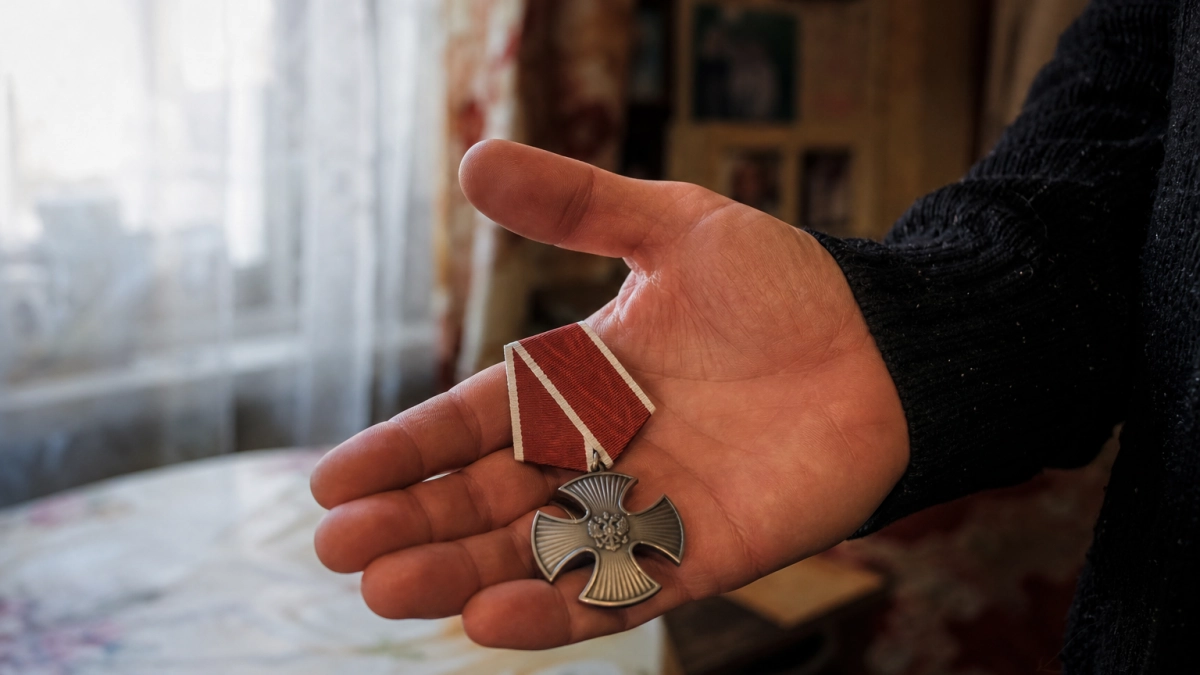 Ивановские приставы через суд передали орден Мужества сыну погибшего бойца
