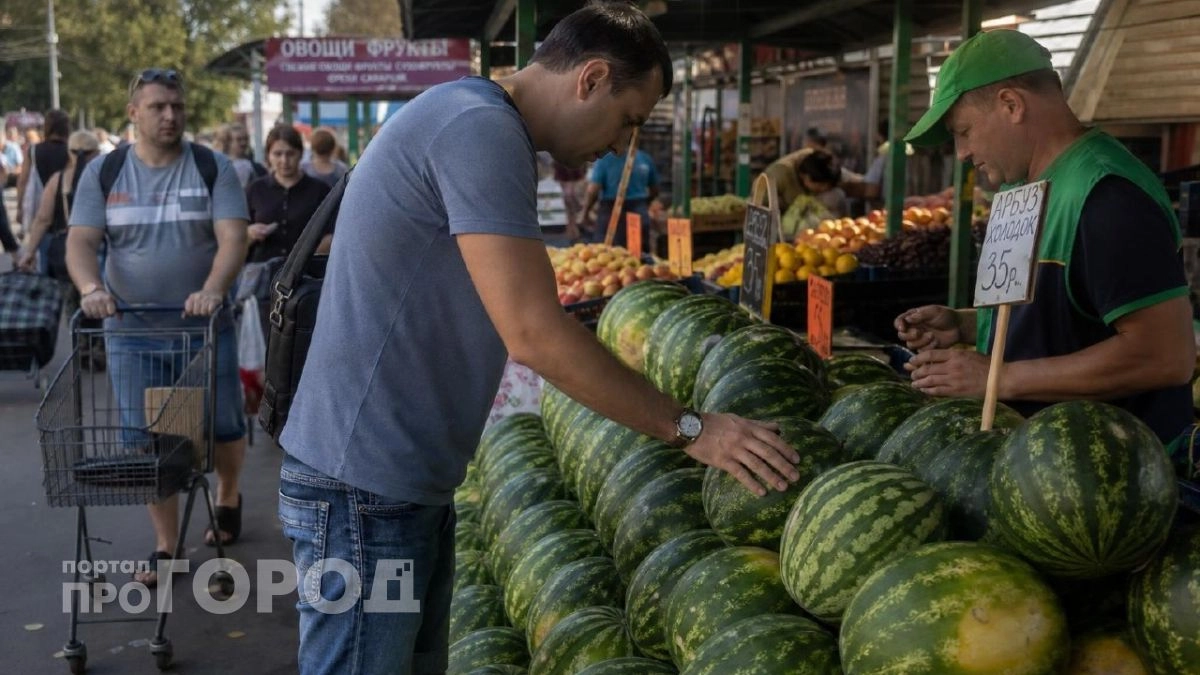 Больше не выбираю арбуз наугад: вот 3 простых приема, которые заставляют продавцов выдавать лучший товар