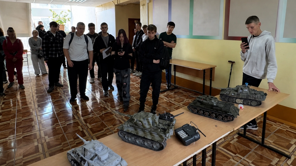 В Тейковском колледже показали модели боевых танков и провели мастер класс