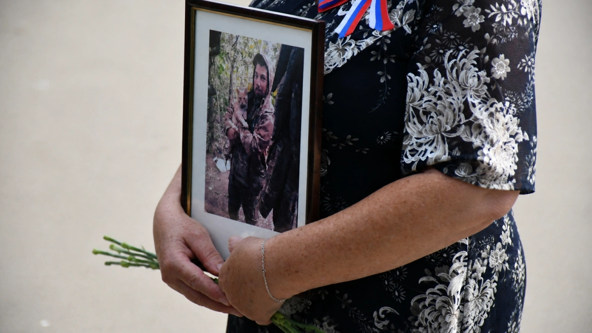 В школе №54 Иванова открыли мемориальную доску учителю Александру Михайлову