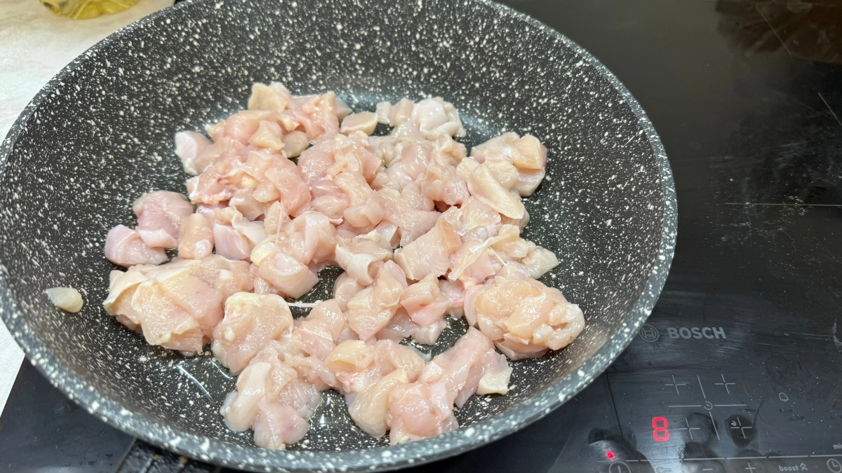 Вы сами размножаете бактерии на своей кухне: почему эти продукты категорически нельзя мыть перед готовкой