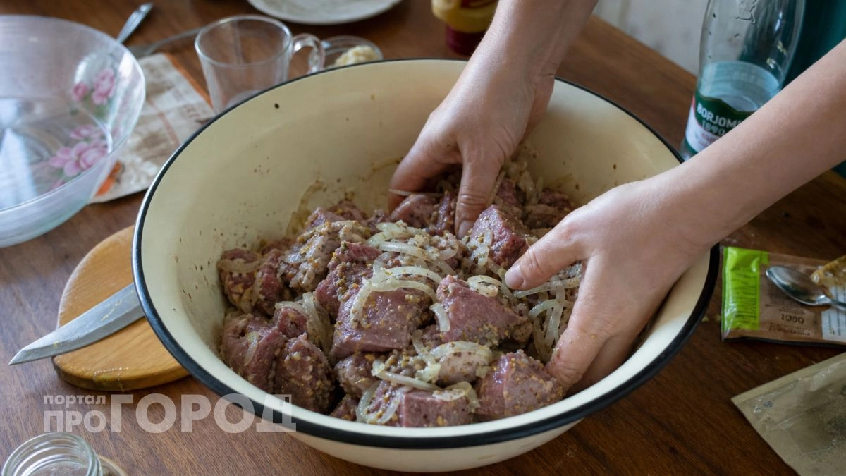 Больше никакого жесткого мяса: добавляю этот доступный продукт и шашлык становится нежнее любого стейка