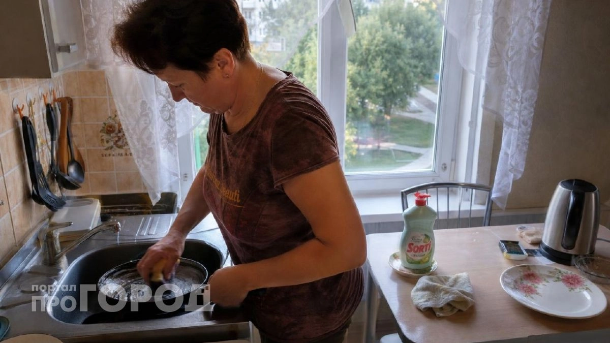 Вековой нагар отходит пластами после метода двух стаканов: моя древняя сковорода блестит как новая без химии
