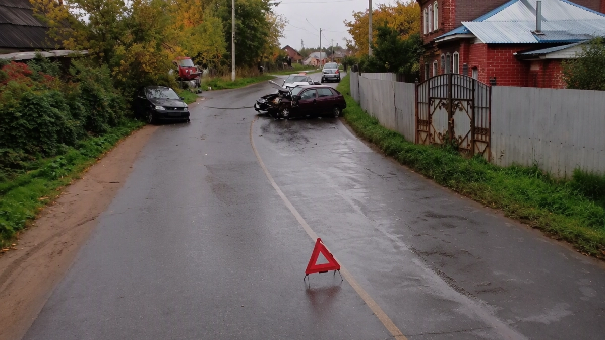 В Кинешме после выезда на встречку в ДТП с Приорой и Логаном пострадала пассажирка