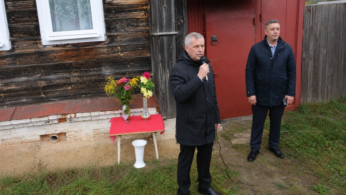 В Юже открыли мемориальную доску хирургу Валерию Рузгису, прожившему всю жизнь в этом доме