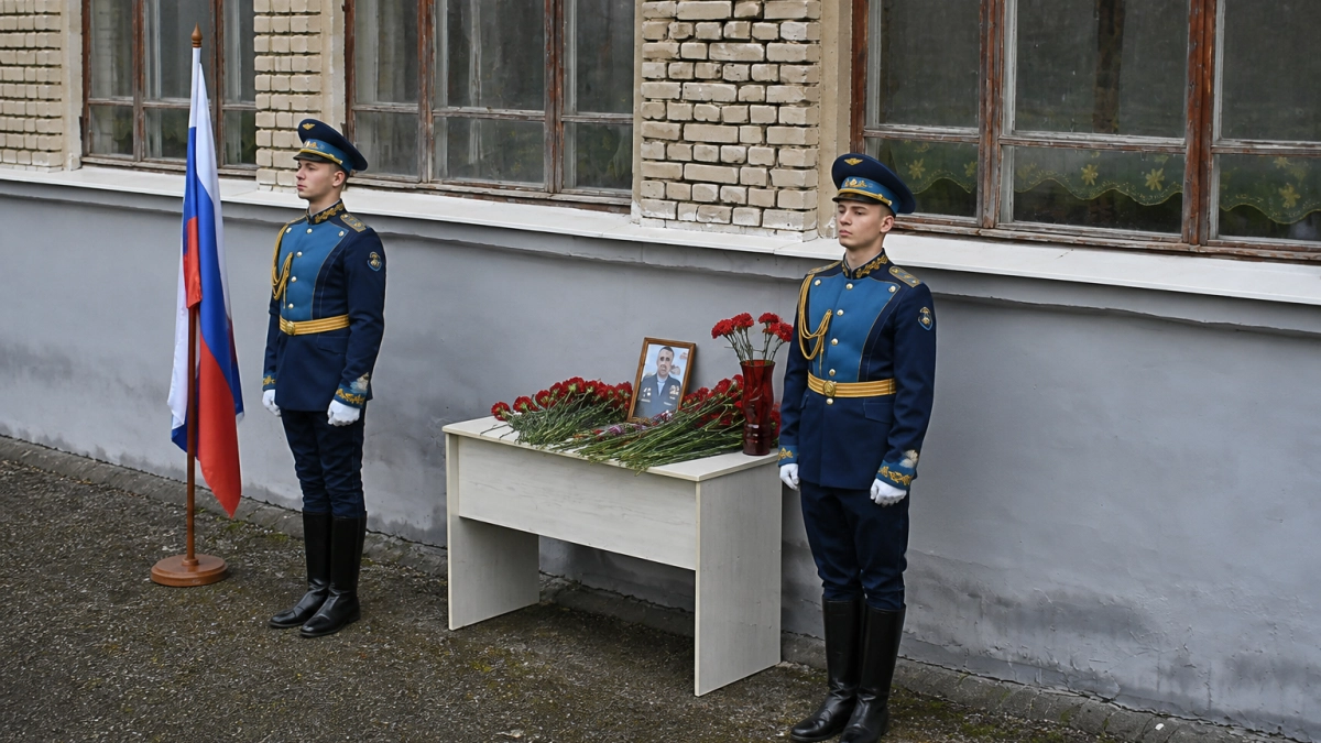 В Шуе открыли мемориальную доску награжденному Георгиевским крестом Олегу Соленову