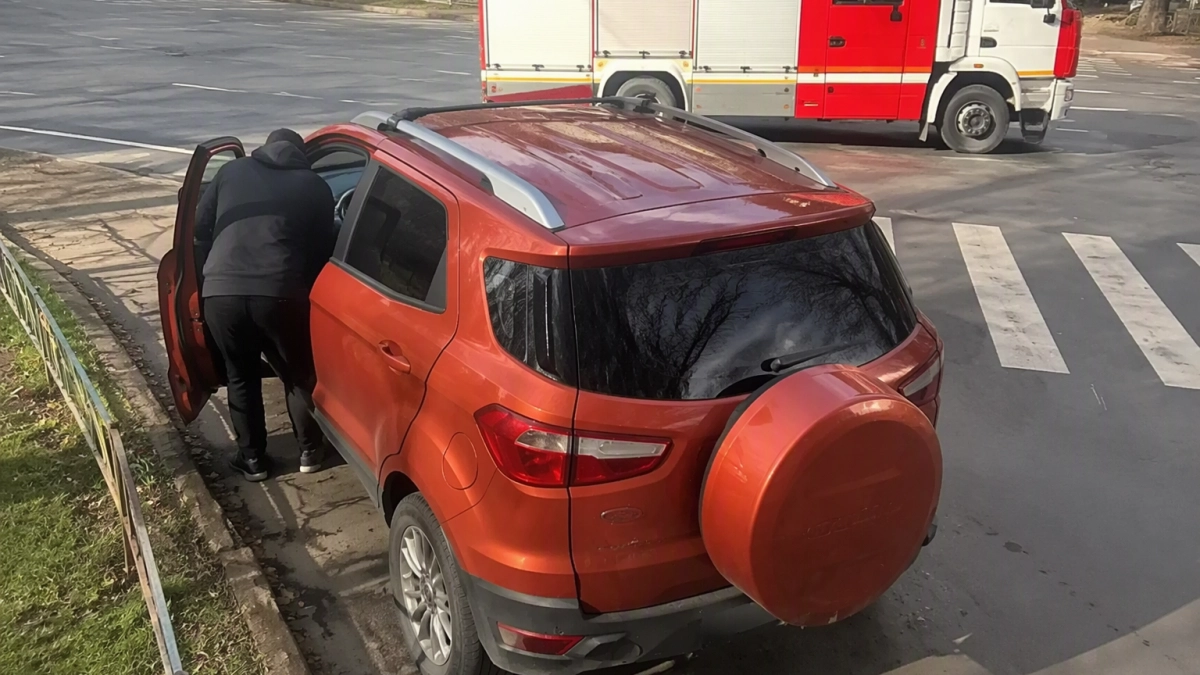 В Иванове на проспекте Строителей столкнулись Ford EcoSport и Nissan Teana